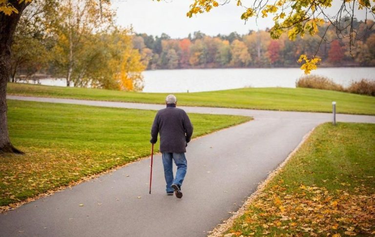 ergotherapie-geriatrie-demenz-sturzpraevention-koeln.jpg Seniorin in Ergotherapie zur Sturzprophylaxe in Köln